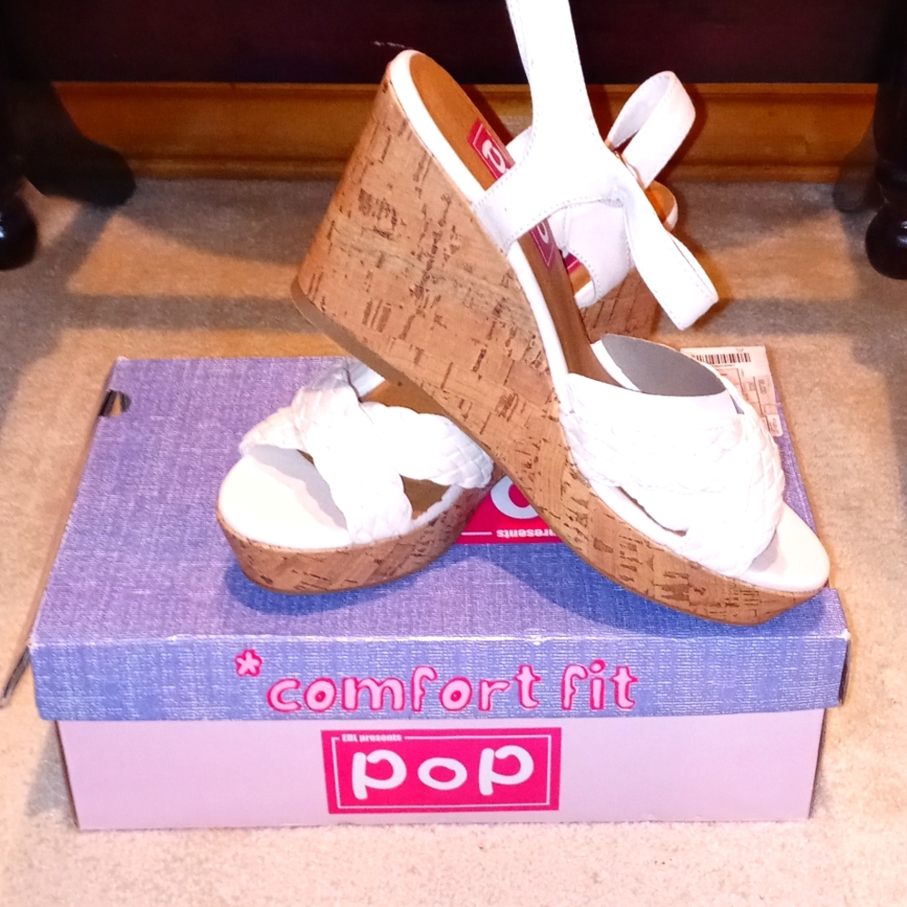 COPY - BNIB White Shoes Size 7.5 - Picture 2 of 9